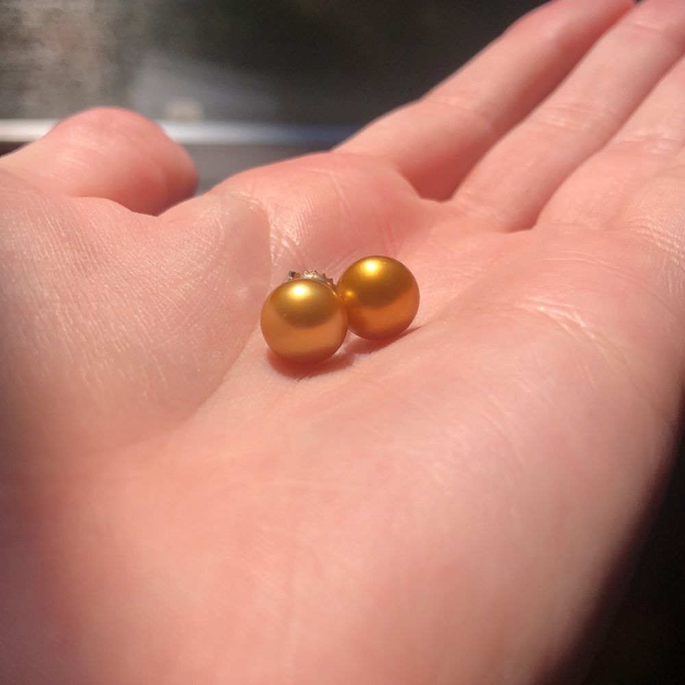 Gold studs - Picture 2 of 2